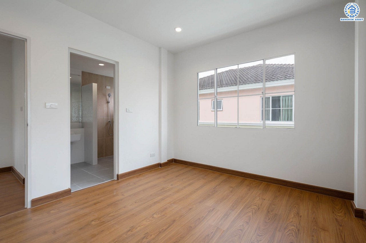 บ้านมือสองตกแต่งใหม่ ม.ชลลดา วัดลาดปลาดุก บ้านเดี่ยวหลังมุม คุณภาพระดับ L&H บนเนื้อที่ 61.3 ตร.ว. ฟังก์ชัน 3 ห้องนอน 3 ห้องน้ำ จอดรถได้ 1 คัน บนทำเลศักยภาพ เพียง 15 นาทีถึงเซ็นทรัลเวสท์เกต ใกล้รถไฟฟ้าสายสีม่วง "สถานีคลองบางไผ่"...